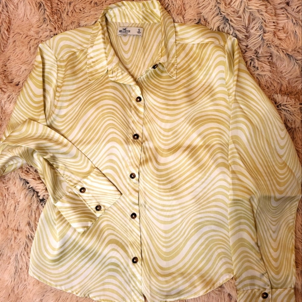 Hollister print ladies shirt. Green and cream satiny sheen